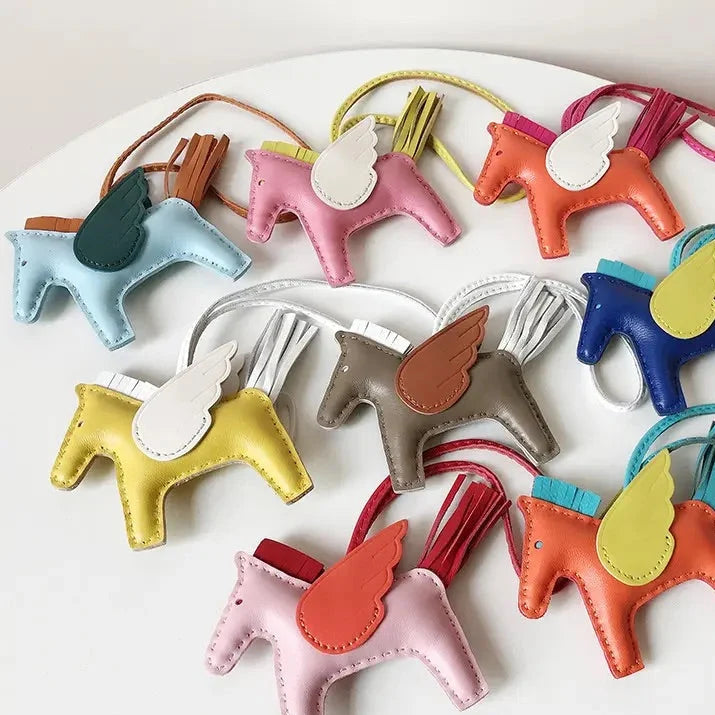 Lot de charms cheval ailé en huit coloris avec franges et lanières