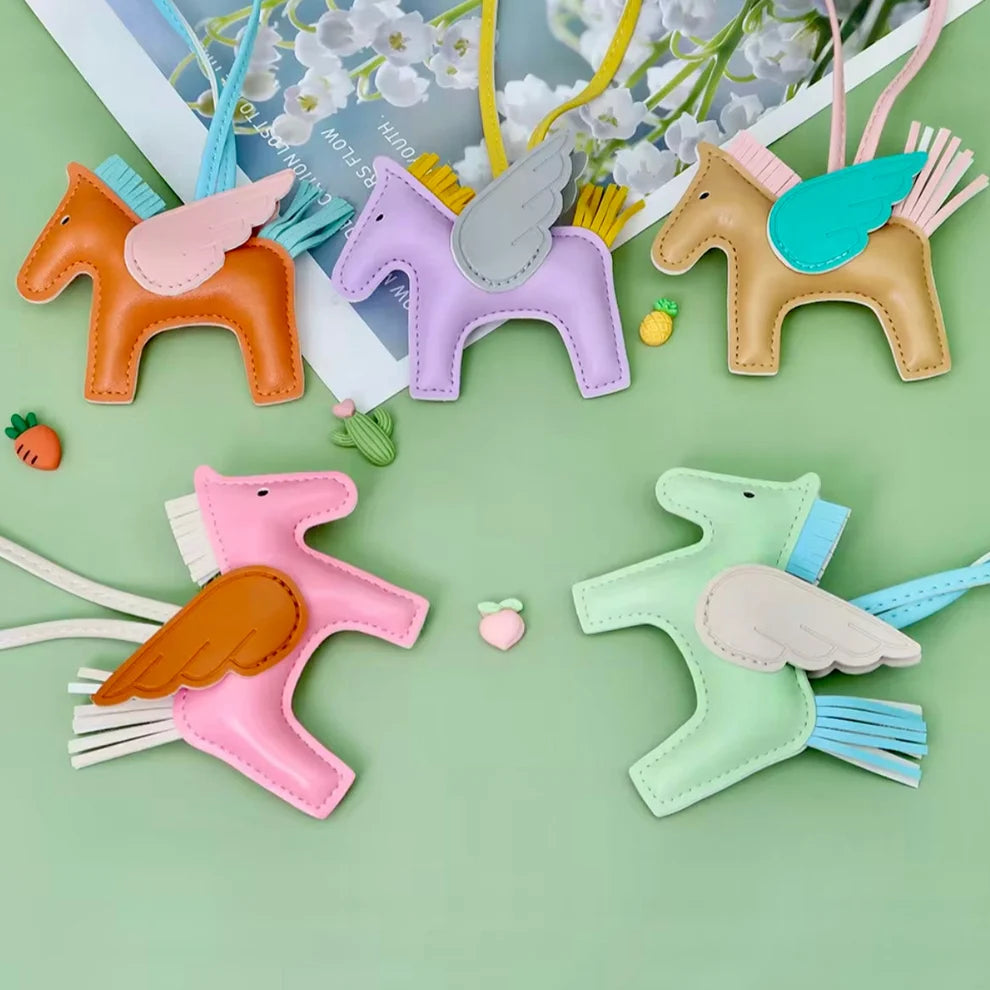 Cinq charms cheval ailé aux coloris pastel