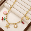 Chaîne dorée ornée de charms colorés : œil, cerises, étoile de mer, cœur et piment