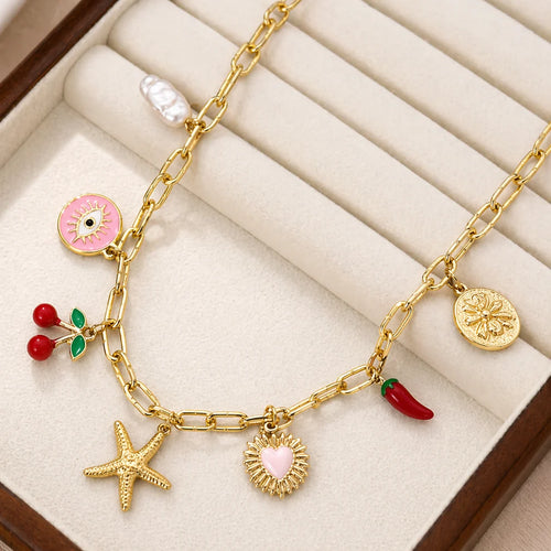 Chaîne dorée ornée de charms colorés : œil, cerises, étoile de mer, cœur et piment