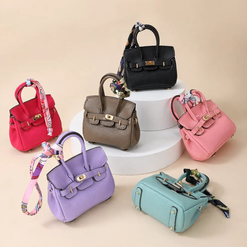 Six mini sacs porte-clés à anses en différentes couleurs avec foulards satinés
