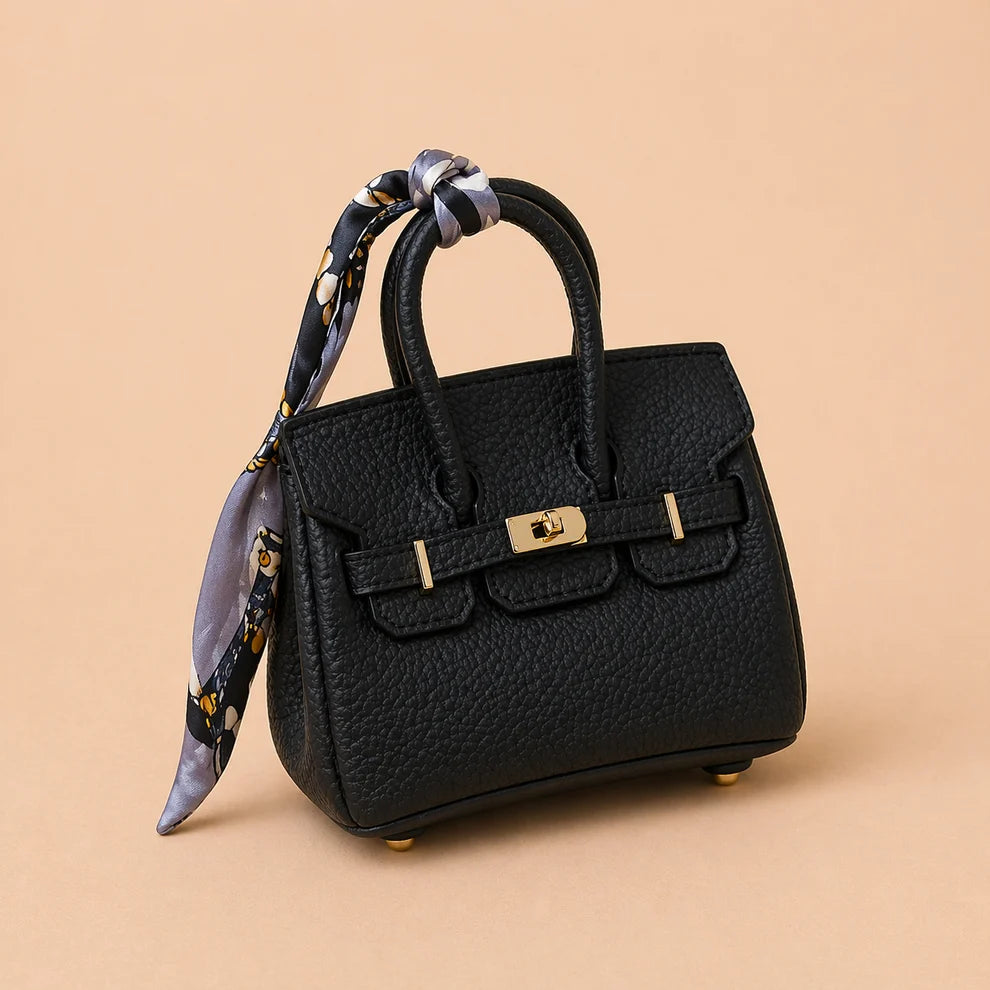 Mini sac porte-clés noir à anses avec foulard satiné sur fond pêche