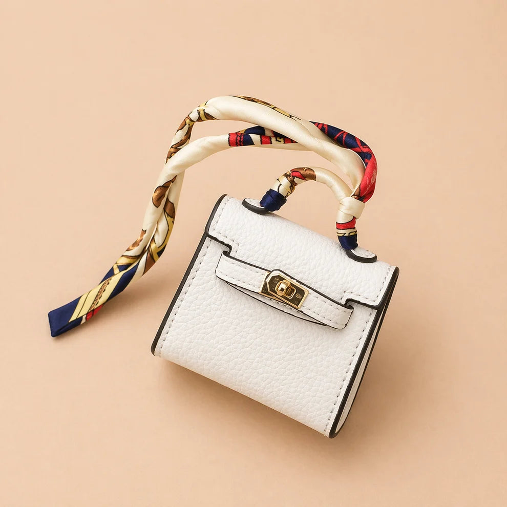 Mini sac porte-clés blanc à rabat avec foulard satiné sur fond pêche